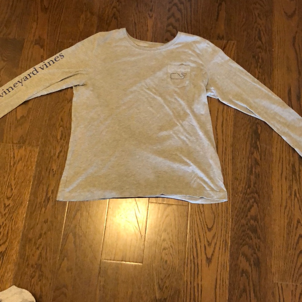 3 vineyard vines long sleeve t-shirts and 1 hoody